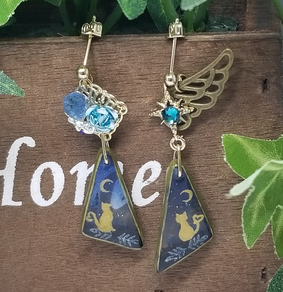 月を見上げる猫のピアス