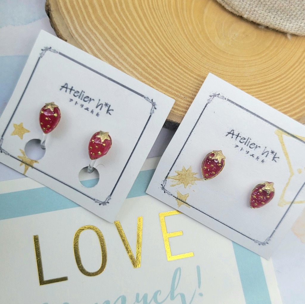 いちごの日の記念　小さないちごのピアス、イヤリング