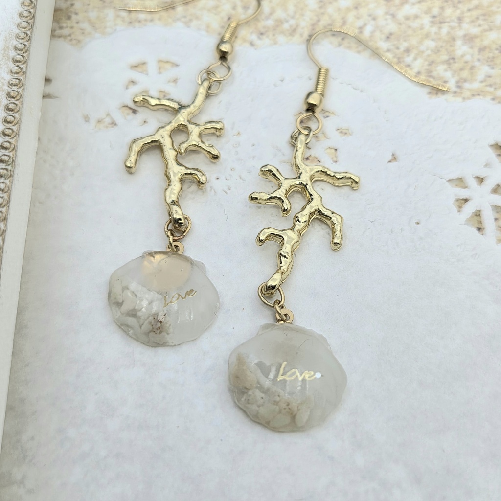 小さな海の世界 貝殻のピアス