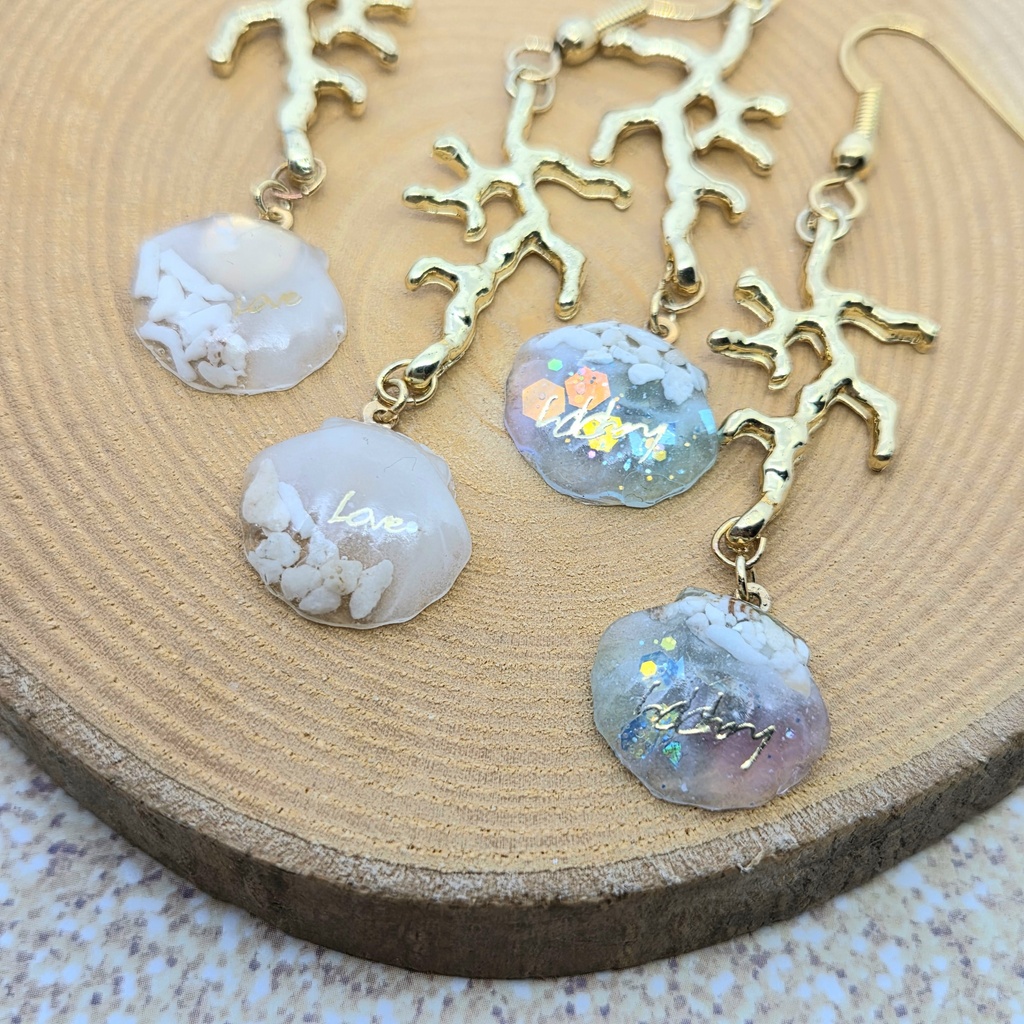 小さな海の世界　貝殻のピアス