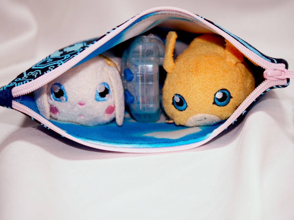 ★チャーム付きフラットポーチ