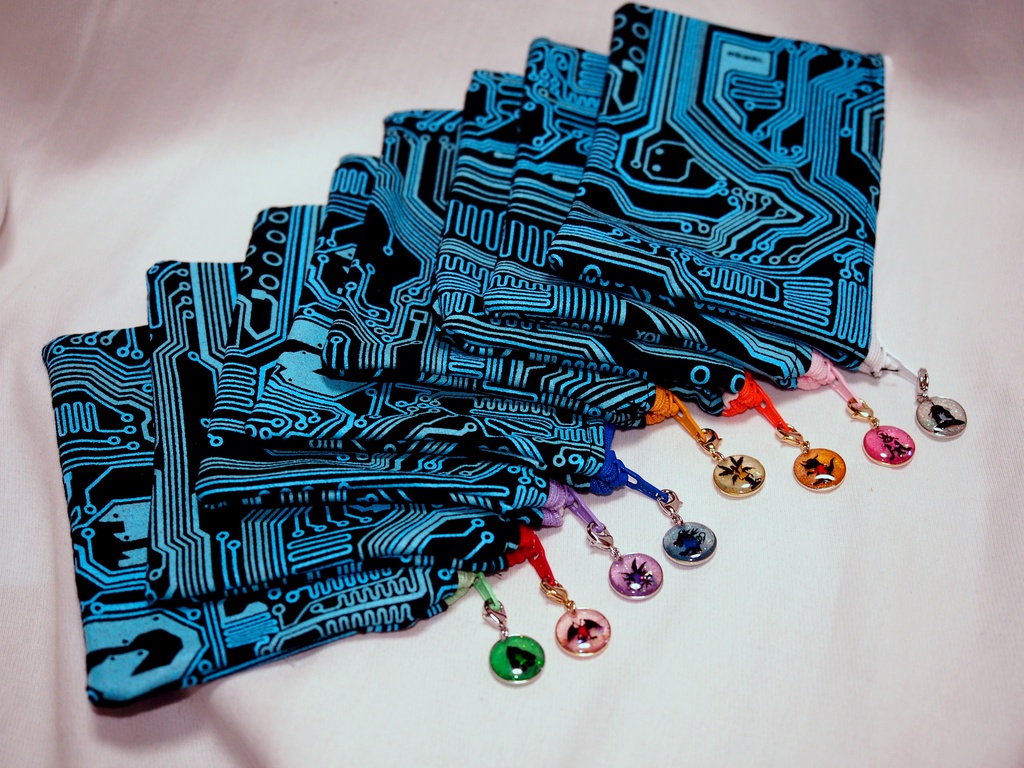 ★チャーム付きフラットポーチ