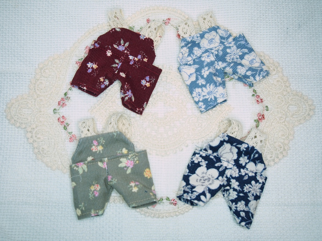 20:コーデュロイの花柄サロペット