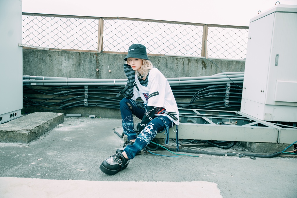 JillpunkオリジナルKERAパンクロック血染イチゴストロベリー ストライプ柄クルーネックアームカバー付き半袖Tシャツ・カットソー上着ユニセックス メンズ レディース男女兼用おしゃれV系ファッション秋葉系カッコいい 病みかわハロウィン