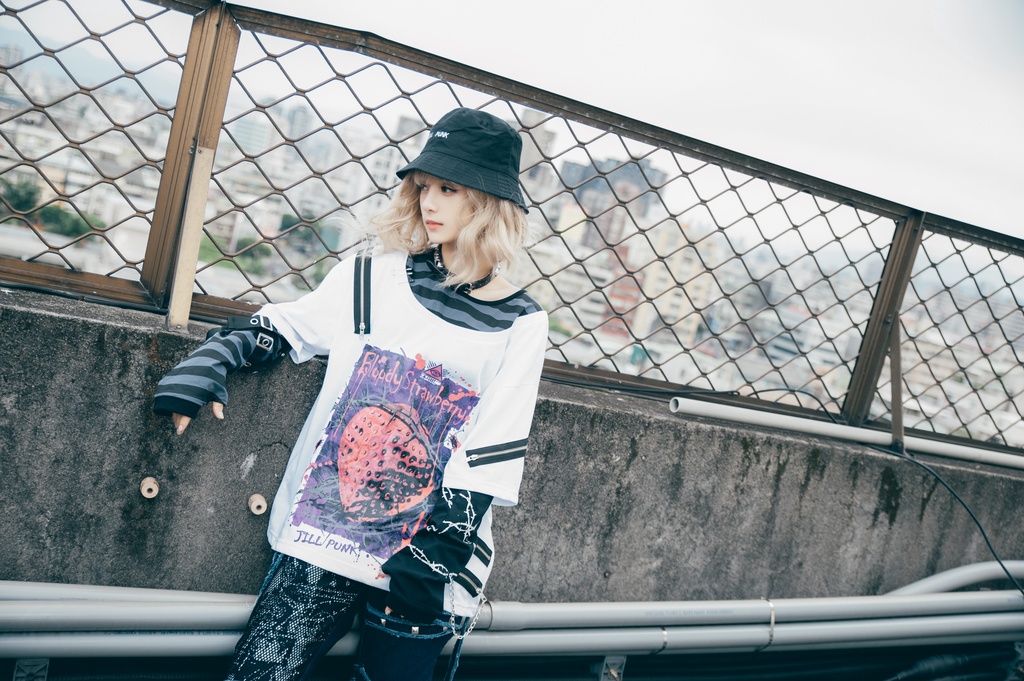 JillpunkオリジナルKERAパンクロック血染イチゴストロベリー ストライプ柄クルーネックアームカバー付き半袖Tシャツ・カットソー上着ユニセックス メンズ レディース男女兼用おしゃれV系ファッション秋葉系カッコいい 病みかわハロウィン