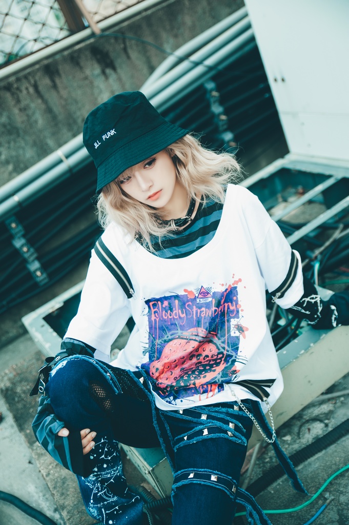 JillpunkオリジナルKERAパンクロック血染イチゴストロベリー ストライプ柄クルーネックアームカバー付き半袖Tシャツ・カットソー上着ユニセックス メンズ レディース男女兼用おしゃれV系ファッション秋葉系カッコいい 病みかわハロウィン