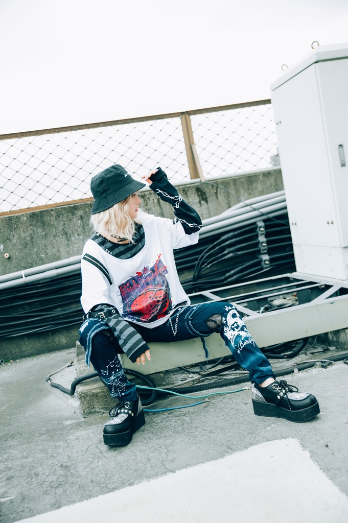 JillpunkオリジナルKERAパンクロック血染イチゴストロベリー ストライプ柄クルーネックアームカバー付き半袖Tシャツ・カットソー上着ユニセックス メンズ レディース男女兼用おしゃれV系ファッション秋葉系カッコいい 病みかわハロウィン