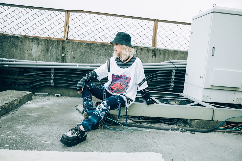 JillpunkオリジナルKERAパンクロック血染イチゴストロベリー ストライプ柄クルーネックアームカバー付き半袖Tシャツ・カットソー上着ユニセックス メンズ レディース男女兼用おしゃれV系ファッション秋葉系カッコいい 病みかわハロウィン