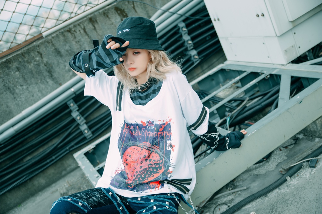 JillpunkオリジナルKERAパンクロック血染イチゴストロベリー ストライプ柄クルーネックアームカバー付き半袖Tシャツ・カットソー上着ユニセックス メンズ レディース男女兼用おしゃれV系ファッション秋葉系カッコいい 病みかわハロウィン