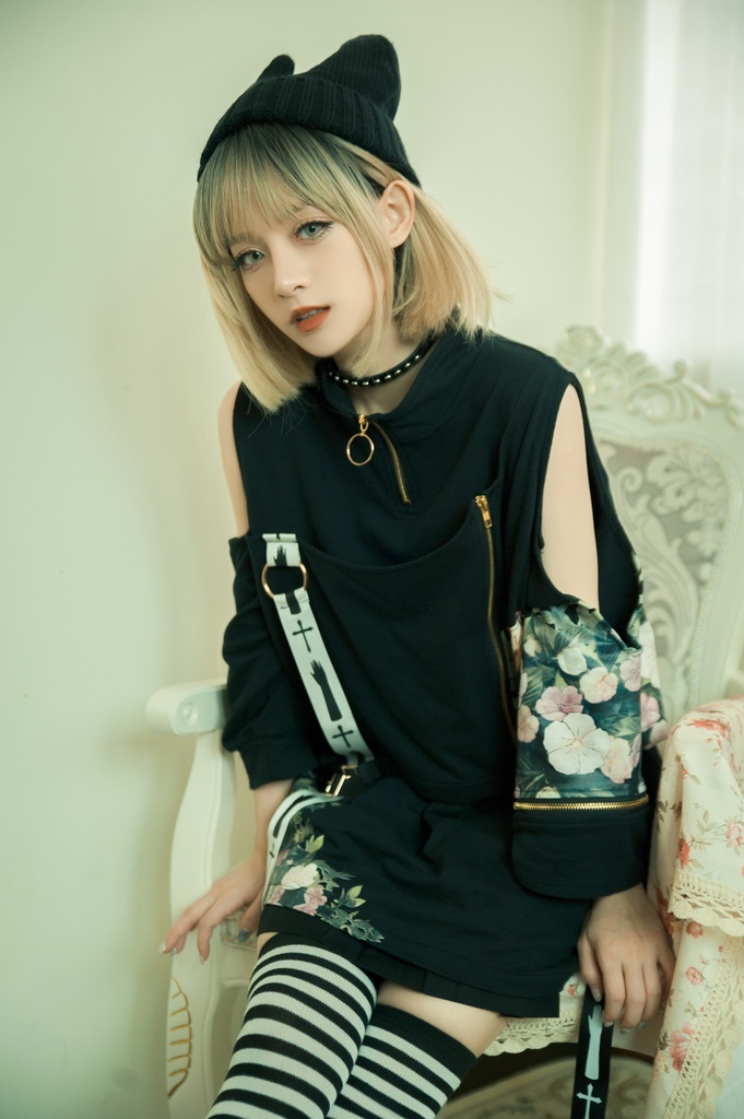 Jillpunkゴシック貴族風 SPINコラボ ゴーストの庭 幽霊ガーデン アシンメトリー フェイクベスト 重ね風 オフショルダー 肩見せ 聖十字花柄 七分袖Tシャツ カットソー 優雅 オリジナル メンズ レディーズ おしゃれ男女兼用ファッション セクシー