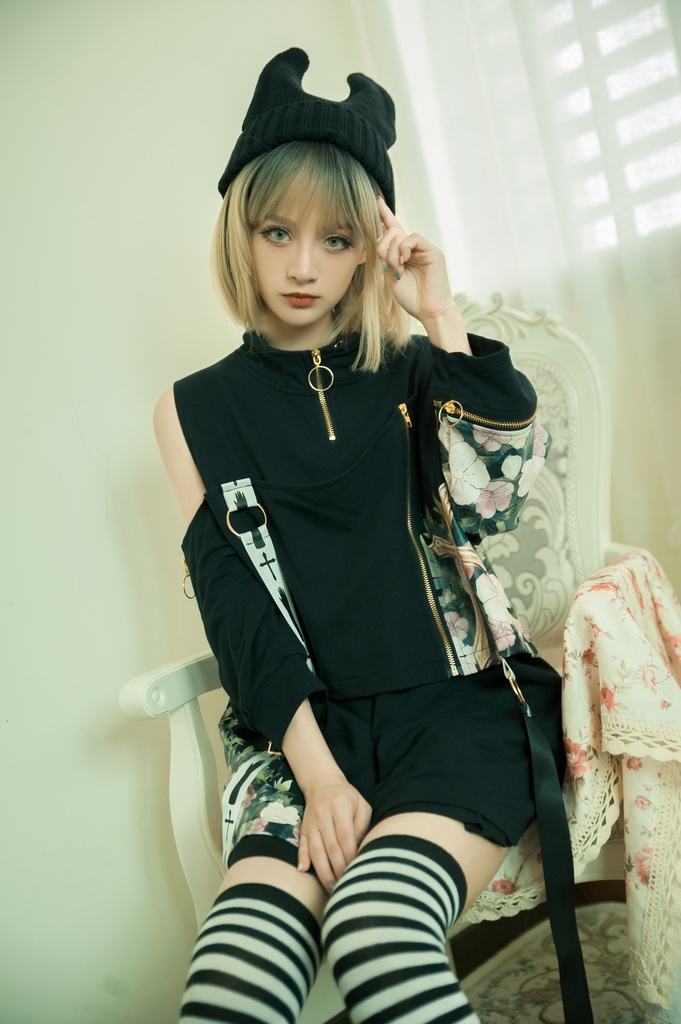 Jillpunkゴシック貴族風 SPINコラボ ゴーストの庭 幽霊ガーデン アシンメトリー フェイクベスト 重ね風 オフショルダー 肩見せ 聖十字花柄 七分袖Tシャツ カットソー 優雅 オリジナル メンズ レディーズ おしゃれ男女兼用ファッション セクシー