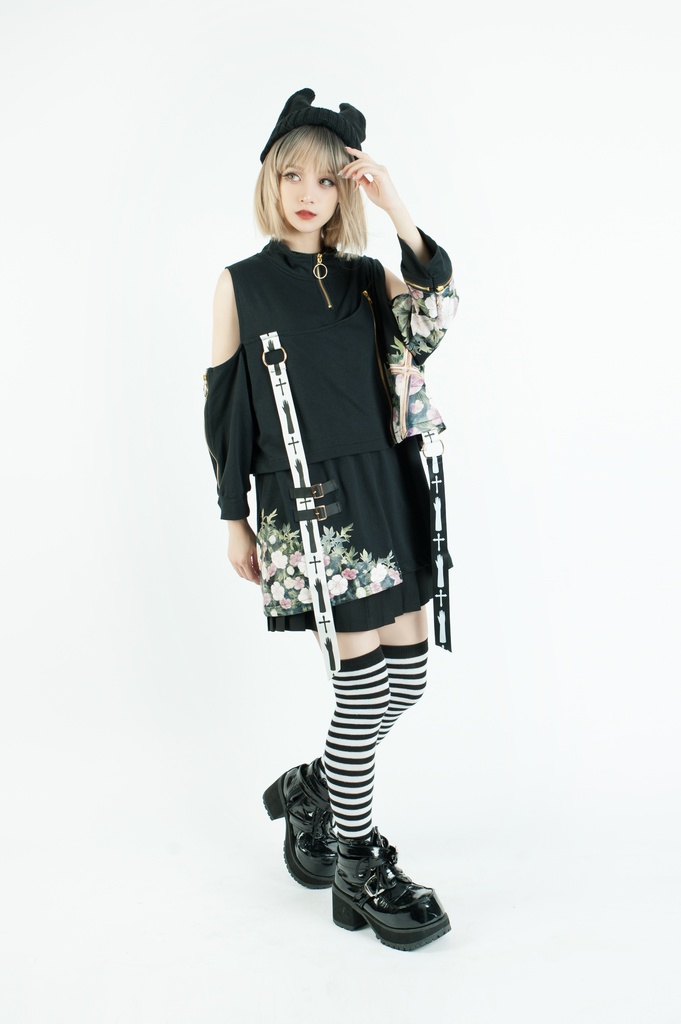 Jillpunkゴシック貴族風 SPINコラボ ゴーストの庭 幽霊ガーデン アシンメトリー フェイクベスト 重ね風 オフショルダー 肩見せ 聖十字花柄 七分袖Tシャツ カットソー 優雅 オリジナル メンズ レディーズ おしゃれ男女兼用ファッション セクシー