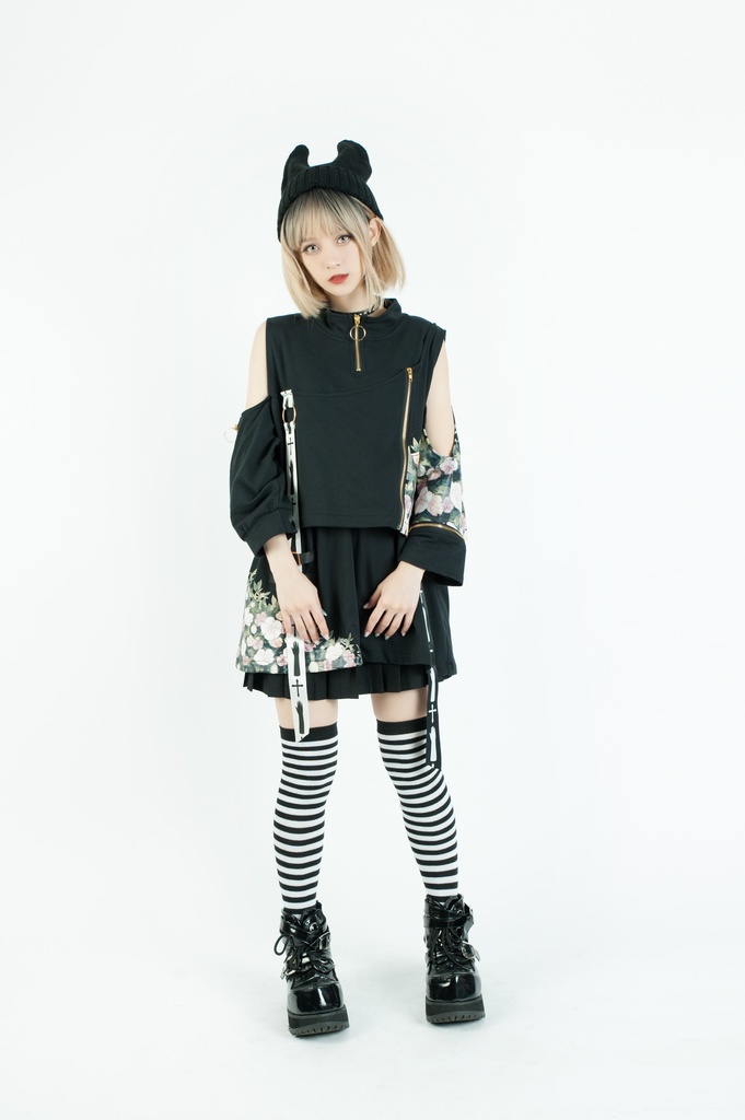 Jillpunkゴシック貴族風 SPINコラボ ゴーストの庭 幽霊ガーデン アシンメトリー フェイクベスト 重ね風 オフショルダー 肩見せ 聖十字花柄 七分袖Tシャツ カットソー 優雅 オリジナル メンズ レディーズ おしゃれ男女兼用ファッション セクシー