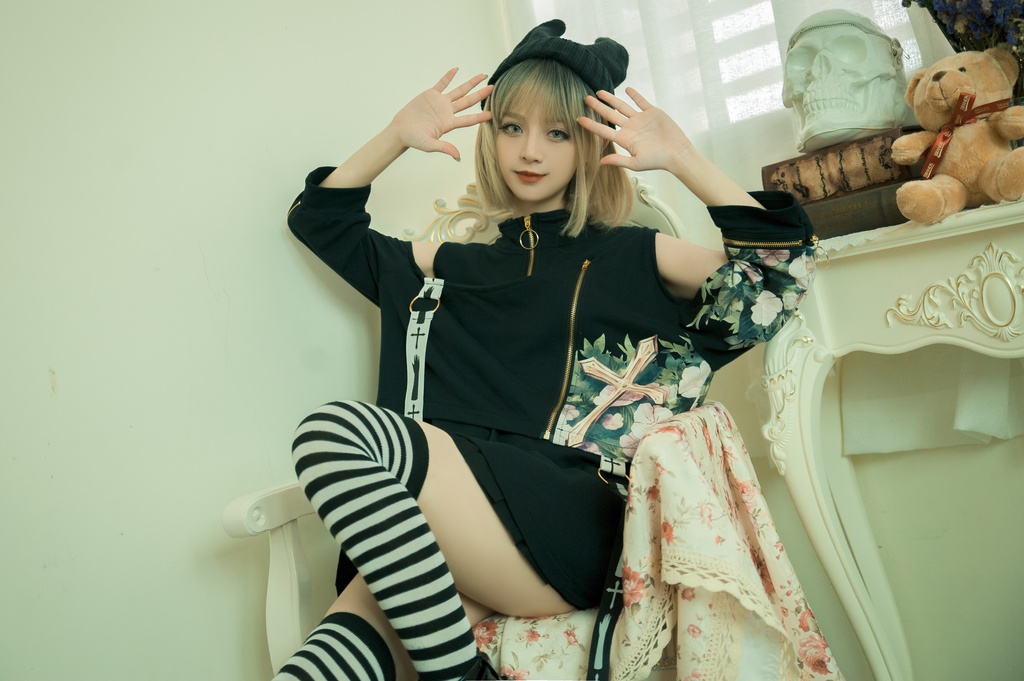 Jillpunkゴシック貴族風 SPINコラボ ゴーストの庭 幽霊ガーデン アシンメトリー フェイクベスト 重ね風 オフショルダー 肩見せ 聖十字花柄 七分袖Tシャツ カットソー 優雅 オリジナル メンズ レディーズ おしゃれ男女兼用ファッション セクシー