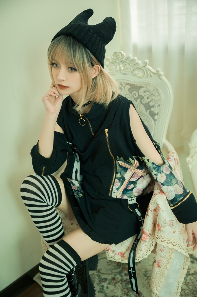 Jillpunkゴシック貴族風 SPINコラボ ゴーストの庭 幽霊ガーデン アシンメトリー フェイクベスト 重ね風 オフショルダー 肩見せ 聖十字花柄 七分袖Tシャツ カットソー 優雅 オリジナル メンズ レディーズ おしゃれ男女兼用ファッション セクシー