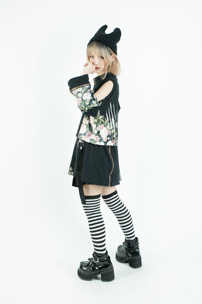 Jillpunkゴシック貴族風 SPINコラボ ゴーストの庭 幽霊ガーデン アシンメトリー フェイクベスト 重ね風 オフショルダー 肩見せ 聖十字花柄 七分袖Tシャツ カットソー 優雅 オリジナル メンズ レディーズ おしゃれ男女兼用ファッション セクシー