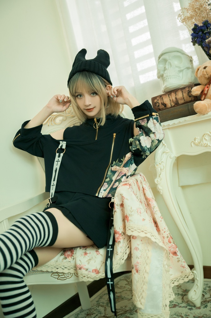 Jillpunkゴシック貴族風 SPINコラボ ゴーストの庭 幽霊ガーデン アシンメトリー フェイクベスト 重ね風 オフショルダー 肩見せ 聖十字花柄 七分袖Tシャツ カットソー 優雅 オリジナル メンズ レディーズ おしゃれ男女兼用ファッション セクシー