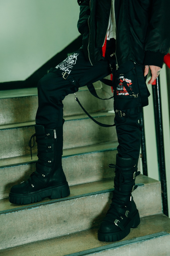 Jillpunkパンク ダーク系 アニメ ニ次コン ヘヴィメタルスピリッツ タータンチェック柄 サスペンダー付き ボンデージ・ボンデッジパンツ ロング丈 オリジナルスタイル メンズお兄系 レディーズ V系 おしゃれ男女兼用カッコいい