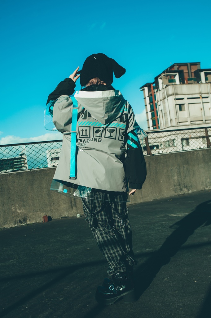 Jillpunk お宅アニメ 台湾画師柴染コラボ 取扱注意 ワークスペック ウィンドブレーカー 透明PVCパッチ 重ね風 ゆったり オーバーサイズ フード付きジャケット ユニーセックス オリジナルメンズ レディー おしゃれ 男女兼用ファッション秋葉系