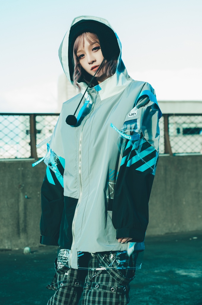 Jillpunk お宅アニメ 台湾画師柴染コラボ 取扱注意 ワークスペック ウィンドブレーカー 透明PVCパッチ 重ね風 ゆったり オーバーサイズ フード付きジャケット ユニーセックス オリジナルメンズ レディー おしゃれ 男女兼用ファッション秋葉系