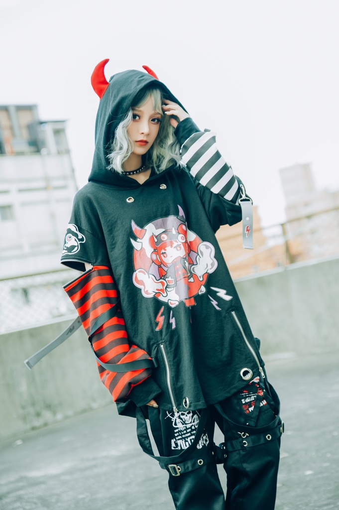 Jillpunk病みカワ 台湾画師蕾卡reikaコラボ 電磁小悪魔 3D角 ストライプ柄 チャック袖 中長め ゆったりパーカー オリジナルメンズ レディーズ カジュアル おしゃれ大きいサイズ男女兼用 可愛い