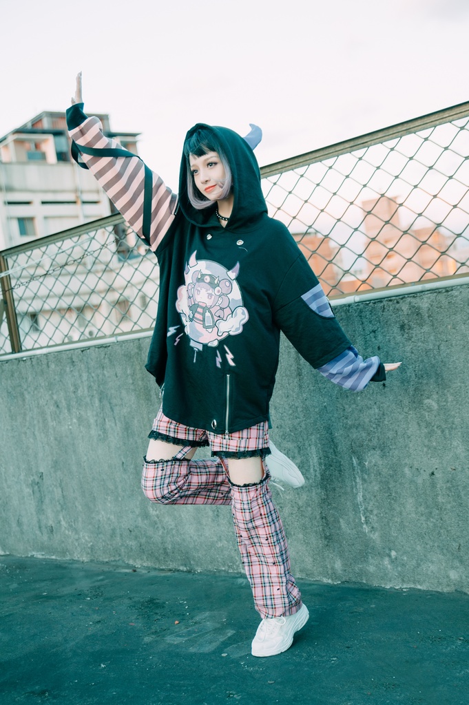 Jillpunk病みカワ 台湾画師蕾卡reikaコラボ 電磁小悪魔 3D角 ストライプ柄 チャック袖 中長め ゆったりパーカー オリジナルメンズ レディーズ カジュアル おしゃれ大きいサイズ男女兼用 可愛い