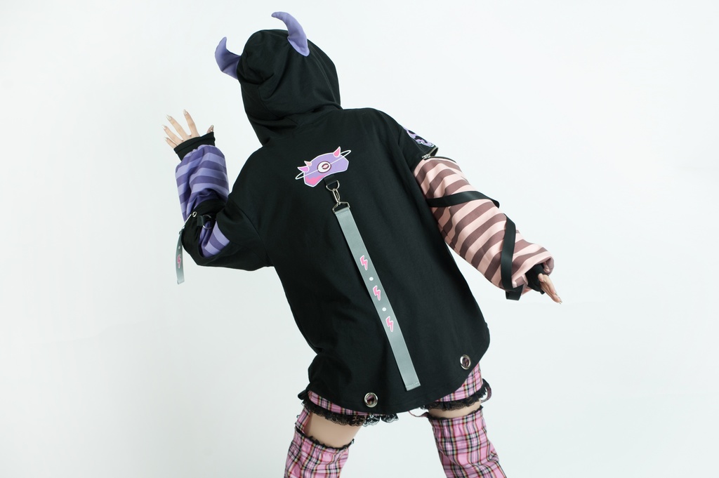 Jillpunk病みカワ 台湾画師蕾卡reikaコラボ 電磁小悪魔 3D角 ストライプ柄 チャック袖 中長め ゆったりパーカー オリジナルメンズ レディーズ カジュアル おしゃれ大きいサイズ男女兼用 可愛い