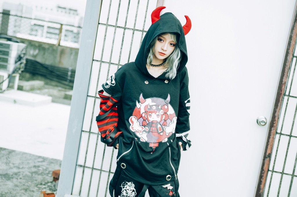 Jillpunk病みカワ 台湾画師蕾卡reikaコラボ 電磁小悪魔 3D角 ストライプ柄 チャック袖 中長め ゆったりパーカー オリジナルメンズ レディーズ カジュアル おしゃれ大きいサイズ男女兼用 可愛い