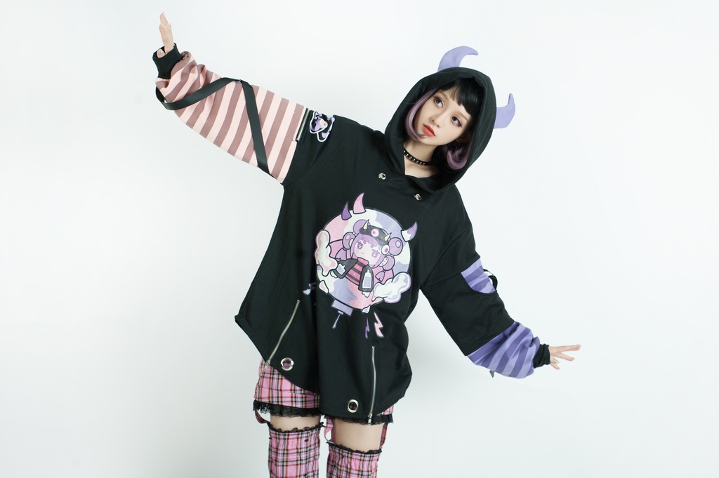 Jillpunk病みカワ 台湾画師蕾卡reikaコラボ 電磁小悪魔 3D角 ストライプ柄 チャック袖 中長め ゆったりパーカー オリジナルメンズ レディーズ カジュアル おしゃれ大きいサイズ男女兼用 可愛い