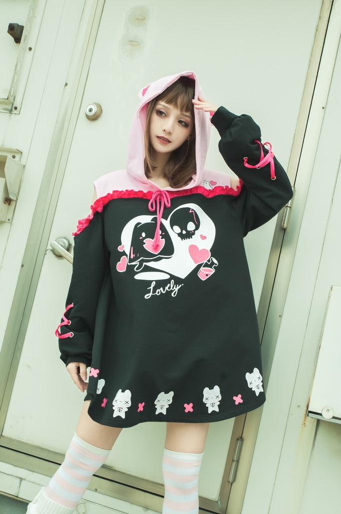 Jillpunkアニメ地雷系病みカワ UMAIコラボ 恋におちた幽霊猫 オフショルダー ゆったり 長袖パーカー リボン結び 猫耳 フード付き ワンピースドレス オリジナル メンヘラ ヤンデレ 可愛いロリータ おしゃれ男女兼用ファッション秋葉系萌え