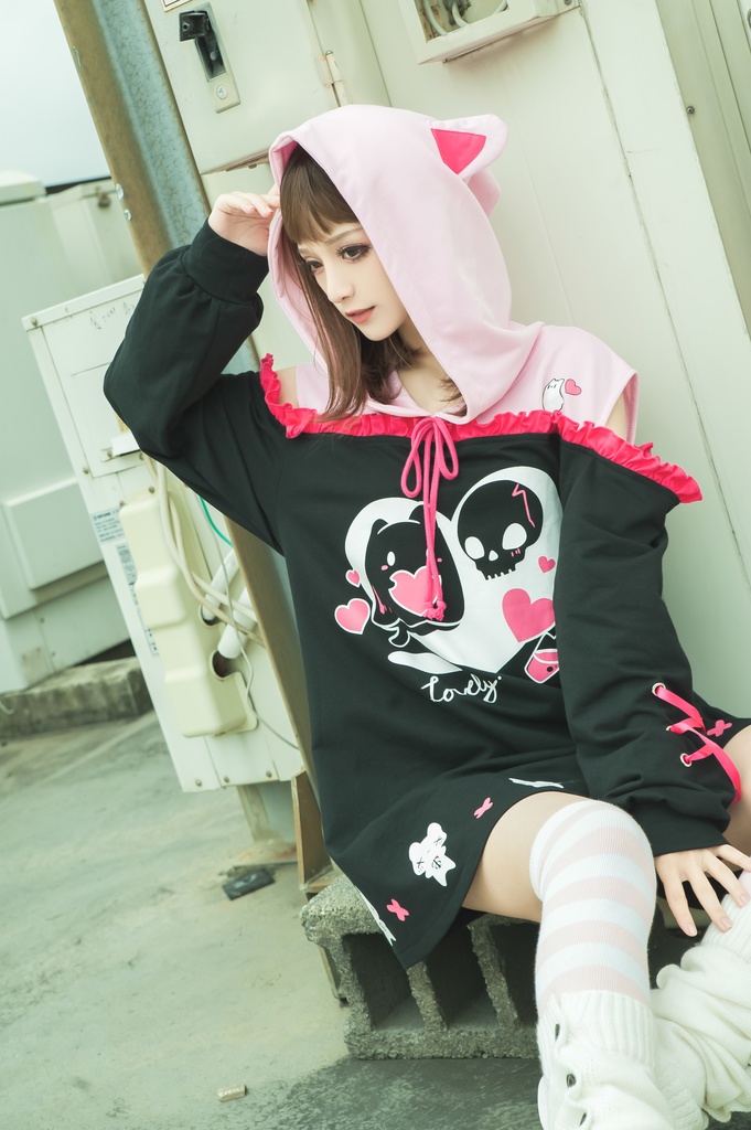 Jillpunkアニメ地雷系病みカワ UMAIコラボ 恋におちた幽霊猫 オフショルダー ゆったり 長袖パーカー リボン結び 猫耳 フード付き ワンピースドレス オリジナル メンヘラ ヤンデレ 可愛いロリータ おしゃれ男女兼用ファッション秋葉系萌え