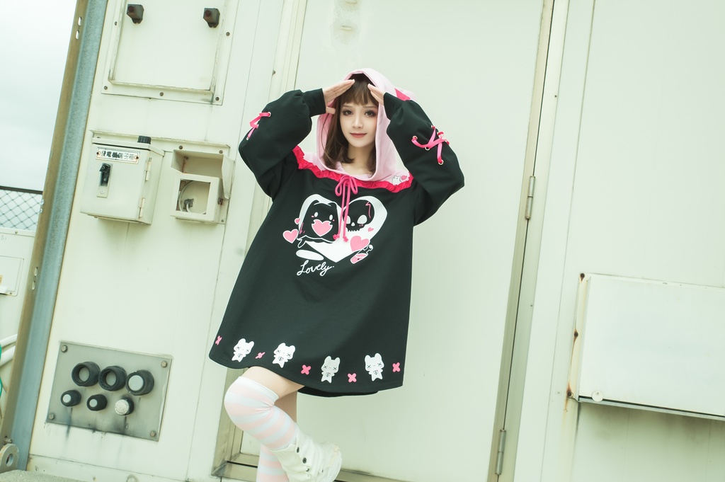 Jillpunkアニメ地雷系病みカワ UMAIコラボ 恋におちた幽霊猫 オフショルダー ゆったり 長袖パーカー リボン結び 猫耳 フード付き ワンピースドレス オリジナル メンヘラ ヤンデレ 可愛いロリータ おしゃれ男女兼用ファッション秋葉系萌え