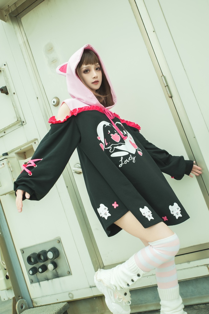 Jillpunkアニメ地雷系病みカワ UMAIコラボ 恋におちた幽霊猫 オフショルダー ゆったり 長袖パーカー リボン結び 猫耳 フード付き ワンピースドレス オリジナル メンヘラ ヤンデレ 可愛いロリータ おしゃれ男女兼用ファッション秋葉系萌え