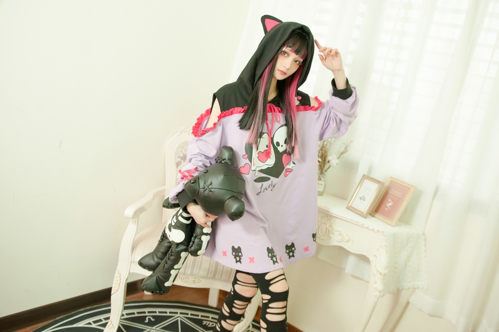 Jillpunkアニメ地雷系病みカワ UMAIコラボ 恋におちた幽霊猫 オフショルダー ゆったり 長袖パーカー リボン結び 猫耳 フード付き ワンピースドレス オリジナル メンヘラ ヤンデレ 可愛いロリータ おしゃれ男女兼用ファッション秋葉系萌え