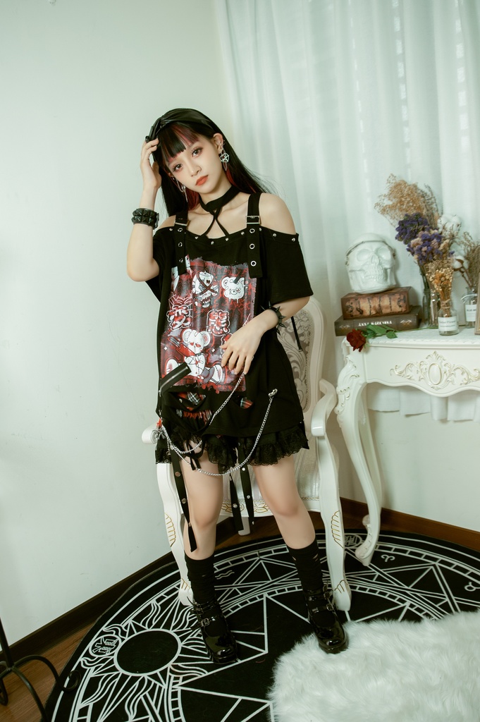 Jillpunk地雷系病みカワ 甜牙草莓コラボ キラー熊さん オフショルダー チョーカー付き カットアウト ゆったり 半袖 Tシャツ・カットソー オリジナル メンヘラ ヤンデレ 可愛いロリータ おしゃれ男女兼用ファッション秋葉系萌え