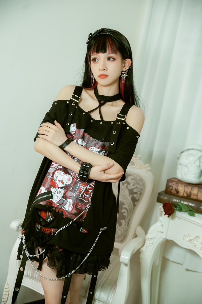 Jillpunk地雷系病みカワ 甜牙草莓コラボ キラー熊さん オフショルダー チョーカー付き カットアウト ゆったり 半袖 Tシャツ・カットソー オリジナル メンヘラ ヤンデレ 可愛いロリータ おしゃれ男女兼用ファッション秋葉系萌え