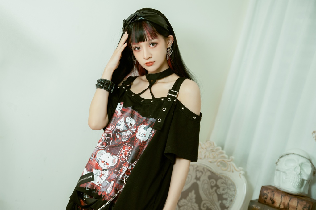 Jillpunk地雷系病みカワ 甜牙草莓コラボ キラー熊さん オフショルダー チョーカー付き カットアウト ゆったり 半袖 Tシャツ・カットソー オリジナル メンヘラ ヤンデレ 可愛いロリータ おしゃれ男女兼用ファッション秋葉系萌え