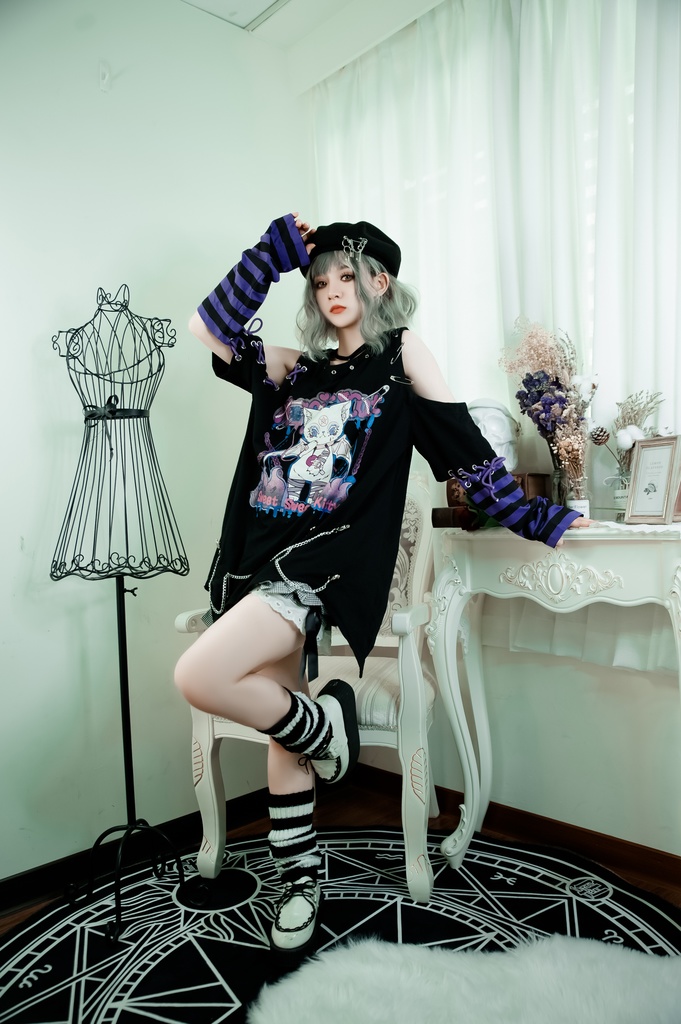 Jillpunk地雷系病みカワ 甜牙草莓コラボ スイート悪魔猫 オフショルダー アシンメトリー 紐レースアップ シルバーチェーン アームカバー付き ゆったり 半袖 Tシャツ・カットソー オリジナル メンヘラ 可愛い おしゃれ ファッション秋葉系萌え