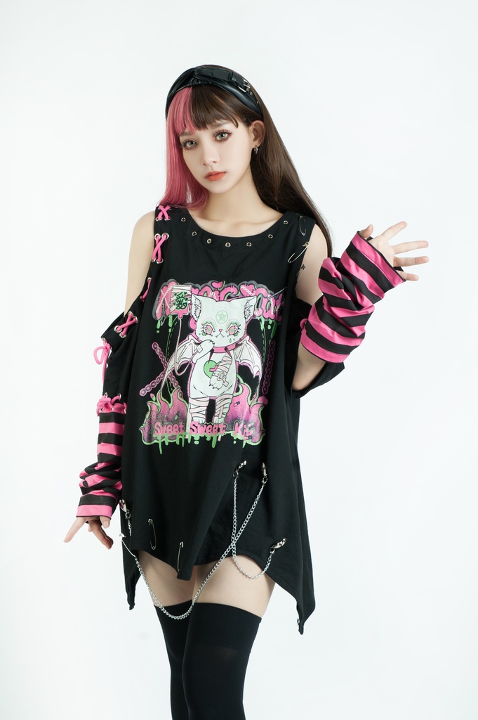Jillpunk地雷系病みカワ 甜牙草莓コラボ スイート悪魔猫 オフショルダー アシンメトリー 紐レースアップ シルバーチェーン アームカバー付き ゆったり 半袖 Tシャツ・カットソー オリジナル メンヘラ 可愛い おしゃれ ファッション秋葉系萌え