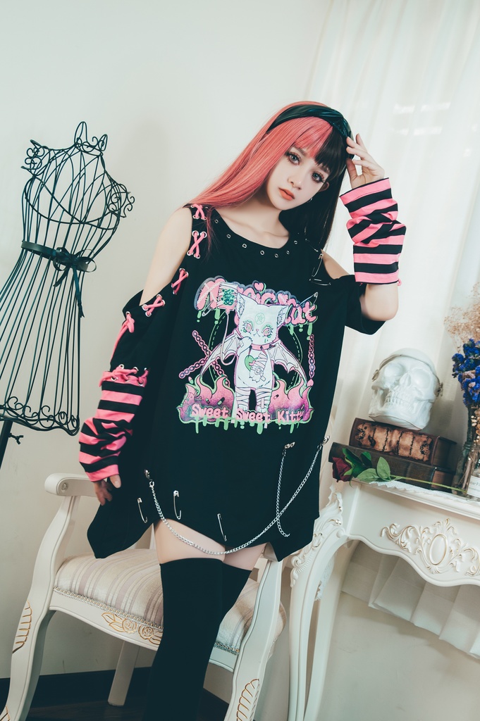 Jillpunk地雷系病みカワ 甜牙草莓コラボ スイート悪魔猫 オフショルダー アシンメトリー 紐レースアップ シルバーチェーン アームカバー付き ゆったり 半袖 Tシャツ・カットソー オリジナル メンヘラ 可愛い おしゃれ ファッション秋葉系萌え