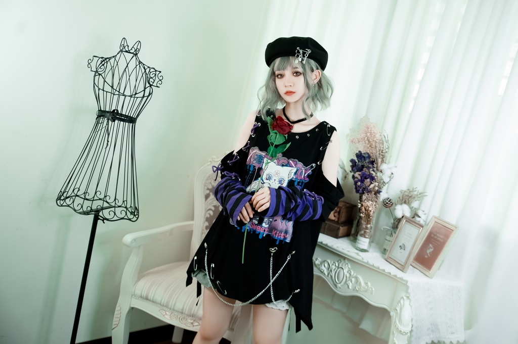 Jillpunk地雷系病みカワ 甜牙草莓コラボ スイート悪魔猫 オフショルダー アシンメトリー 紐レースアップ シルバーチェーン アームカバー付き ゆったり 半袖 Tシャツ・カットソー オリジナル メンヘラ 可愛い おしゃれ ファッション秋葉系萌え