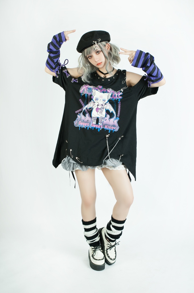 Jillpunk地雷系病みカワ 甜牙草莓コラボ スイート悪魔猫 オフショルダー アシンメトリー 紐レースアップ シルバーチェーン アームカバー付き ゆったり 半袖 Tシャツ・カットソー オリジナル メンヘラ 可愛い おしゃれ ファッション秋葉系萌え