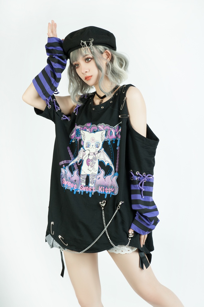 Jillpunk地雷系病みカワ 甜牙草莓コラボ スイート悪魔猫 オフショルダー アシンメトリー 紐レースアップ シルバーチェーン アームカバー付き ゆったり 半袖 Tシャツ・カットソー オリジナル メンヘラ 可愛い おしゃれ ファッション秋葉系萌え
