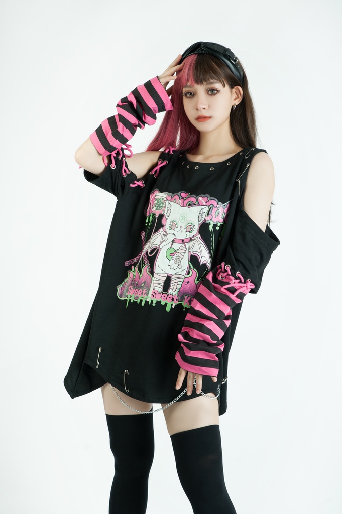 Jillpunk地雷系病みカワ 甜牙草莓コラボ スイート悪魔猫 オフショルダー アシンメトリー 紐レースアップ シルバーチェーン アームカバー付き ゆったり 半袖 Tシャツ・カットソー オリジナル メンヘラ 可愛い おしゃれ ファッション秋葉系萌え