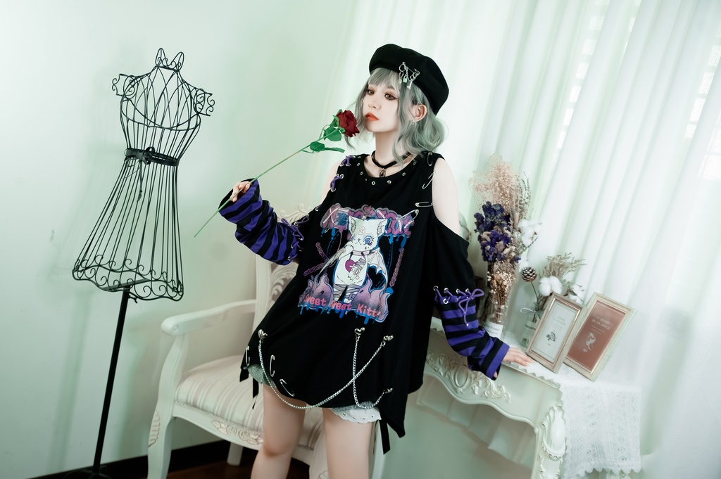Jillpunk地雷系病みカワ 甜牙草莓コラボ スイート悪魔猫 オフショルダー アシンメトリー 紐レースアップ シルバーチェーン アームカバー付き ゆったり 半袖 Tシャツ・カットソー オリジナル メンヘラ 可愛い おしゃれ ファッション秋葉系萌え