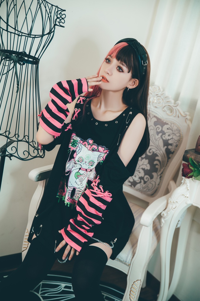 Jillpunk地雷系病みカワ 甜牙草莓コラボ スイート悪魔猫 オフショルダー アシンメトリー 紐レースアップ シルバーチェーン アームカバー付き ゆったり 半袖 Tシャツ・カットソー オリジナル メンヘラ 可愛い おしゃれ ファッション秋葉系萌え