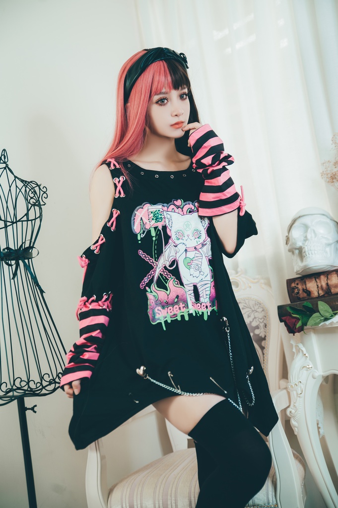 Jillpunk地雷系病みカワ 甜牙草莓コラボ スイート悪魔猫 オフショルダー アシンメトリー 紐レースアップ シルバーチェーン アームカバー付き ゆったり 半袖 Tシャツ・カットソー オリジナル メンヘラ 可愛い おしゃれ ファッション秋葉系萌え