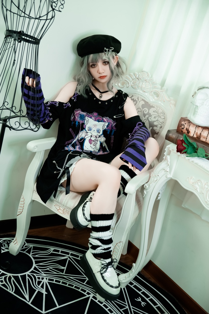 Jillpunk地雷系病みカワ 甜牙草莓コラボ スイート悪魔猫 オフショルダー アシンメトリー 紐レースアップ シルバーチェーン アームカバー付き ゆったり 半袖 Tシャツ・カットソー オリジナル メンヘラ 可愛い おしゃれ ファッション秋葉系萌え