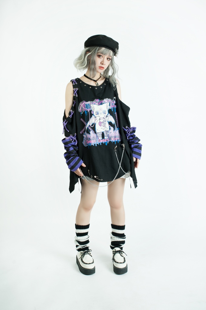 Jillpunk地雷系病みカワ 甜牙草莓コラボ スイート悪魔猫 オフショルダー アシンメトリー 紐レースアップ シルバーチェーン アームカバー付き ゆったり 半袖 Tシャツ・カットソー オリジナル メンヘラ 可愛い おしゃれ ファッション秋葉系萌え