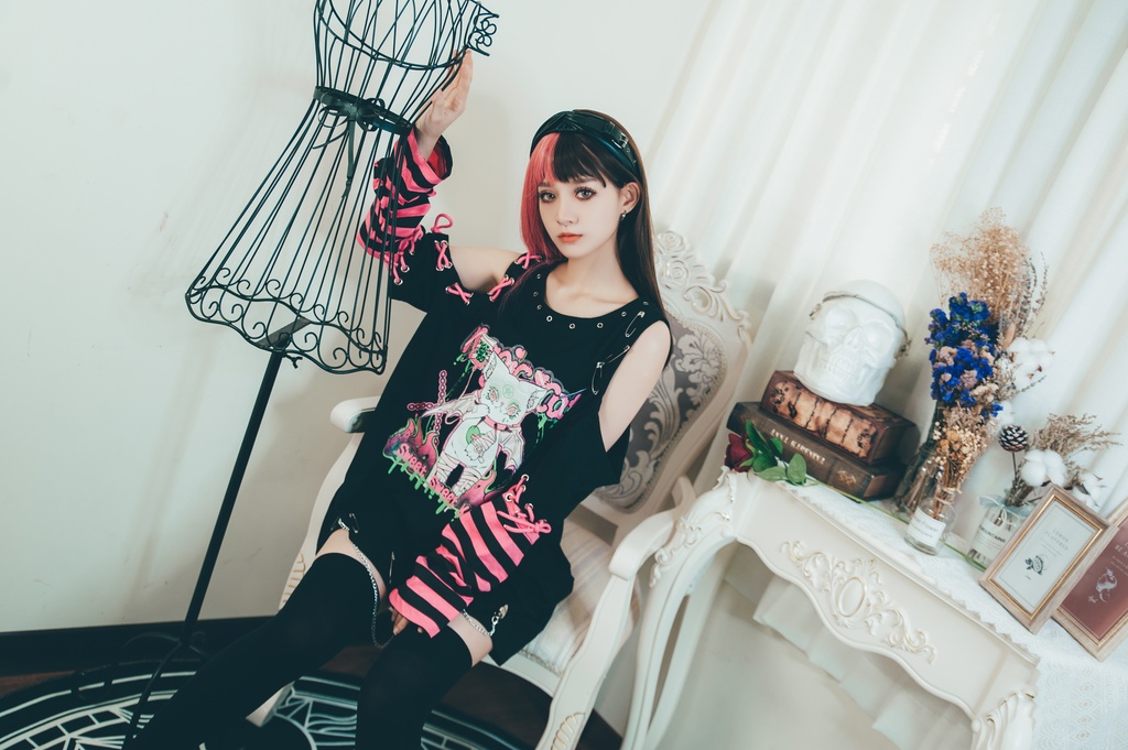 Jillpunk地雷系病みカワ 甜牙草莓コラボ スイート悪魔猫 オフショルダー アシンメトリー 紐レースアップ シルバーチェーン アームカバー付き ゆったり 半袖 Tシャツ・カットソー オリジナル メンヘラ 可愛い おしゃれ ファッション秋葉系萌え